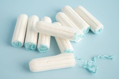 Hijyen ve koruma için hijyenik pamuk tamponlu adet döngüsü.