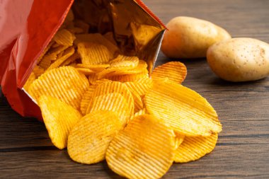 Patates cipsi, leziz BBQ baharatlı Crips için ince dilimlenmiş kızarmış abur cubur açık poşette fast food..