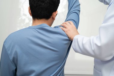 Fizik tedavi, Asyalı terapist tedavisi. Genç adam hastanede acı çekiyor..