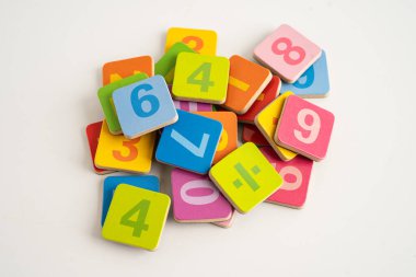 Beyaz arkaplanda renkli matematik sayısı, eğitim eğitimi matematik öğrenimi öğretimi.