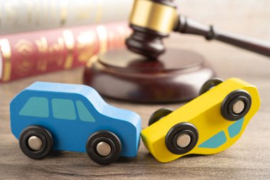 Çekiç tokmak hakimi araba kazasında, sigorta sigortası tazminat davası davasında..