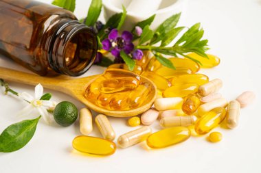 Alternatif ilaç bitkisel organik kapsül E omega 3 vitamini balık yağı, mineral, bitki yapraklı ilaç sağlıklı yaşam için doğal destek.