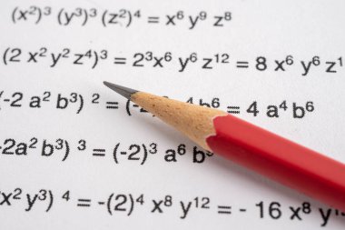 Eğitim okulunda matematik formülü sınav kağıdı üzerine kalem..