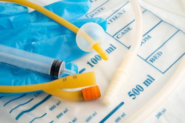 Özürlü ya da hastanede yatan hasta için idrar torbası takılı Foley idrar sondası.