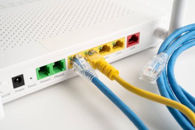 İnternet servis sağlayıcısına kablosuz yönlendirici bağlı ethernet kablosu.