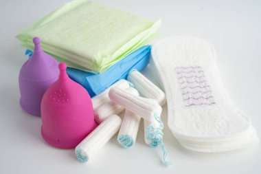 Hijyen ve koruma için hijyen pedi ve pamuk tamponlu adet döngüsü.