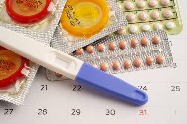 Hamilelik testi ve doğum kontrol hapları takvim, doğum kontrol ve ilaç üzerinde.