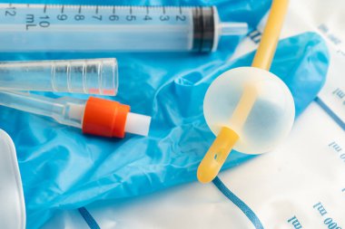 Özürlü ya da hastanede yatan hasta için idrar torbası takılı Foley idrar sondası.