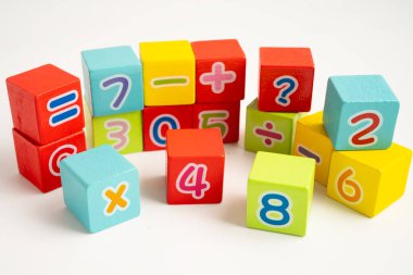 Beyaz arkaplanda renkli matematik sayısı, eğitim eğitimi matematik öğrenimi öğretimi.