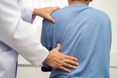 Fizik tedavi, Asyalı terapist tedavisi. Genç adam hastanede acı çekiyor..