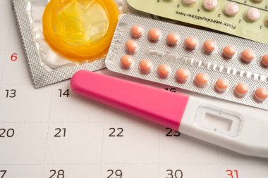 Hamilelik testi ve doğum kontrol hapları takvim, doğum kontrol ve ilaç üzerinde.