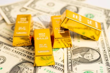 ABD doları üzerindeki altın külçeleri para ve grafik, ekonomi finans ticaret yatırımı.