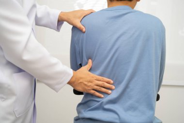 Fizik tedavi, Asyalı terapist tedavisi. Genç adam hastanede acı çekiyor..