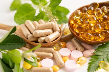 Alternatif ilaç bitkisel organik kapsül, mineral, bitkisel ilaç sağlıklı yaşam için doğal destek yaprakları..