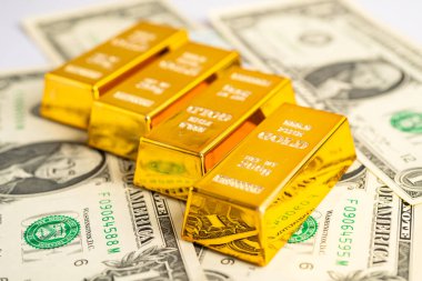 ABD doları üzerindeki altın külçeleri para ve grafik, ekonomi finans ticaret yatırımı.