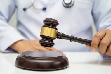 Hakim tokmağı tutan doktor, adli tıp, tıbbi hukuk ve suç adaleti..