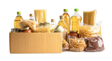 Bağış, depolama ve teslimat için yiyecek. Çeşitli yiyecekler, makarna, yemek yağı ve karton kutuda konserve yiyecekler..