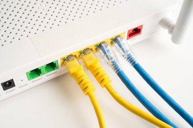 İnternet servis sağlayıcısına kablosuz yönlendirici bağlı ethernet kablosu.