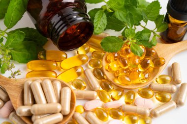 Alternatif ilaç bitkisel organik kapsül, mineral, bitkisel ilaç sağlıklı yaşam için doğal destek yaprakları..