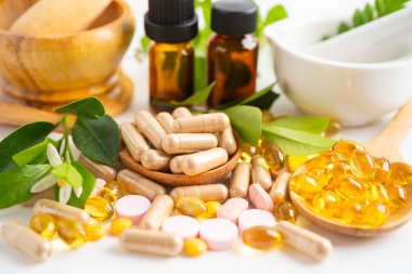 Alternatif ilaç bitkisel organik kapsül, mineral, bitkisel ilaç sağlıklı yaşam için doğal destek yaprakları..