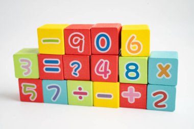 Beyaz arkaplanda renkli matematik sayısı, eğitim eğitimi matematik öğrenimi öğretimi.