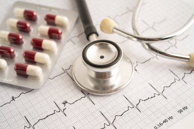Elektrokardiyogramda stetoskop. Kapsül ilacı, kalp dalgası, kalp krizi, kardiyogram raporu..