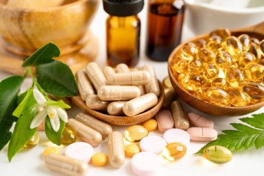 Alternatif ilaç bitkisel organik kapsül, mineral, bitkisel ilaç sağlıklı yaşam için doğal destek yaprakları..