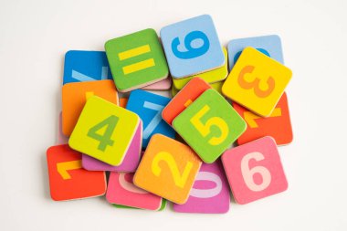 Beyaz arkaplanda renkli matematik sayısı, eğitim eğitimi matematik öğrenimi öğretimi.