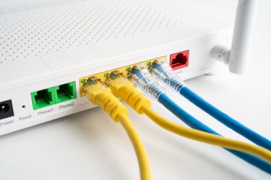İnternet servis sağlayıcısına kablosuz yönlendirici bağlı ethernet kablosu.