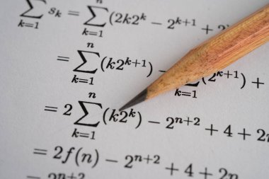 Eğitim okulunda matematik formülü sınav kağıdı üzerine kalem..