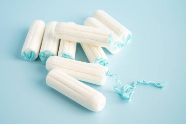 Hijyen ve koruma için hijyenik pamuk tamponlu adet döngüsü.