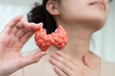 Hipertiroidizm, aşırı aktif tiroid, tiroid lenfoma, tiroid bezi insan anatomisi olan Asyalı kadın..
