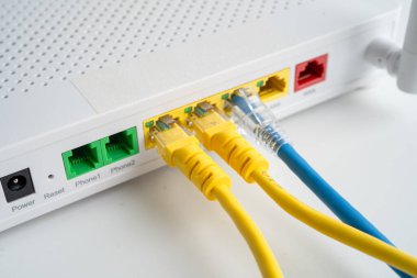İnternet servis sağlayıcısına kablosuz yönlendirici bağlı ethernet kablosu.