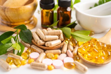Alternatif ilaç bitkisel organik kapsül, mineral, bitkisel ilaç sağlıklı yaşam için doğal destek yaprakları..