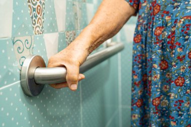 Asyalı yaşlı kadın hasta, hemşire hastanesinde tuvalet temizliği yapıyor. Sağlıklı ve güçlü..