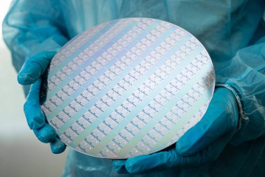 Tümleşik devre yarı iletken üretimi için silikon gofret.