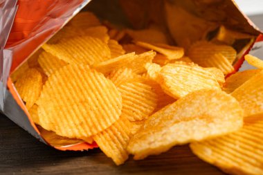 Patates cipsi, leziz BBQ baharatlı Crips için ince dilimlenmiş kızarmış abur cubur açık poşette fast food..