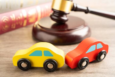 Çekiç tokmak hakimi araba kazasında, sigorta sigortası tazminat davası davasında..