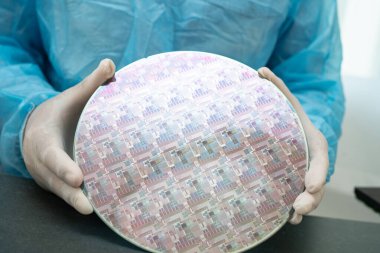 Tümleşik devre yarı iletken üretimi için silikon gofret.