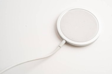Kablosuz şarj aleti, manyetik şarj modern cep telefonu ekipmanı.