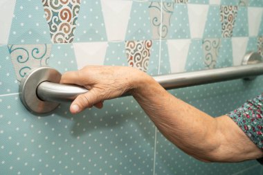 Asyalı yaşlı kadın hasta, hemşire hastanesinde tuvalet temizliği yapıyor. Sağlıklı ve güçlü..