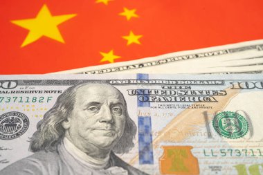 Çin bayrak geçmişi, iş ve finans üzerine Amerikan doları banknotları.