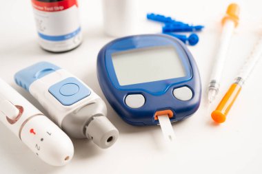 Glukometre neşter ve test çubuğu diyabet için insan kan şekeri seviyesini ölçüyor.