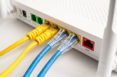 İnternet servis sağlayıcısına kablosuz yönlendirici bağlı ethernet kablosu.