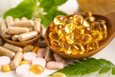 Alternatif ilaç bitkisel organik kapsül, mineral, bitkisel ilaç sağlıklı yaşam için doğal destek yaprakları..