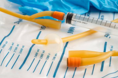 Özürlü ya da hastanede yatan hasta için idrar torbası takılı Foley idrar sondası.