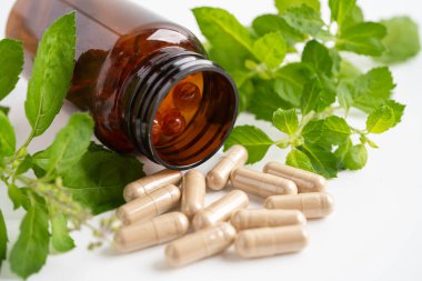 Alternatif ilaç bitkisel organik kapsül, mineral, bitkisel ilaç sağlıklı yaşam için doğal destek yaprakları..