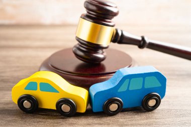 Çekiç tokmak hakimi araba kazasında, sigorta sigortası tazminat davası davasında..