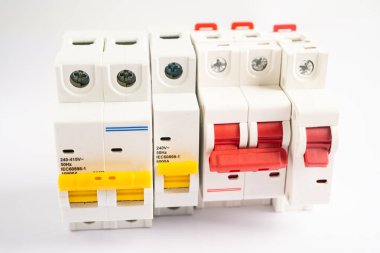 Beyaz arkaplandaki otomatik devre kesici, elektrik güç sistemini kontrol et ve koru.