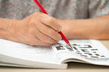Bangkok, Tayland 1 Eylül 2022 Alzheimer hastalığı AD, bunama için sudoku oyunu oynayan Asyalı yaşlı kadın.